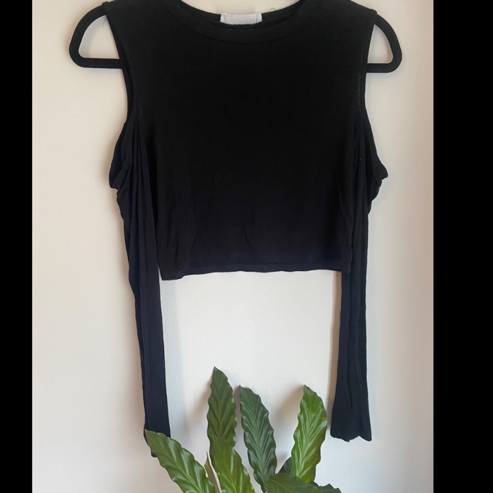 Cold shoulder long sleeve crop